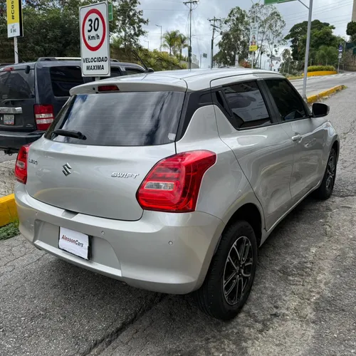 Suzuki Swift 2024 Gris Caracas