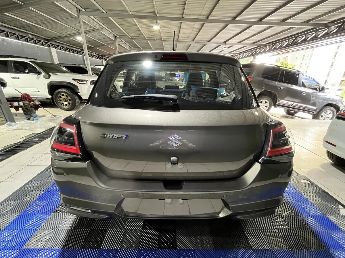 Suzuki Swift GLX 2026 Gris Caracas