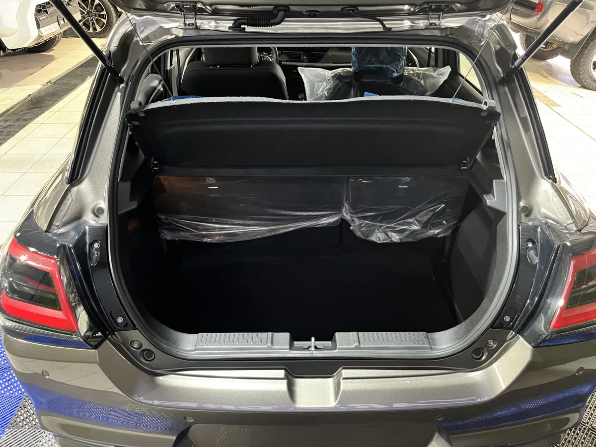 Suzuki Swift GLX 2026 Gris Caracas