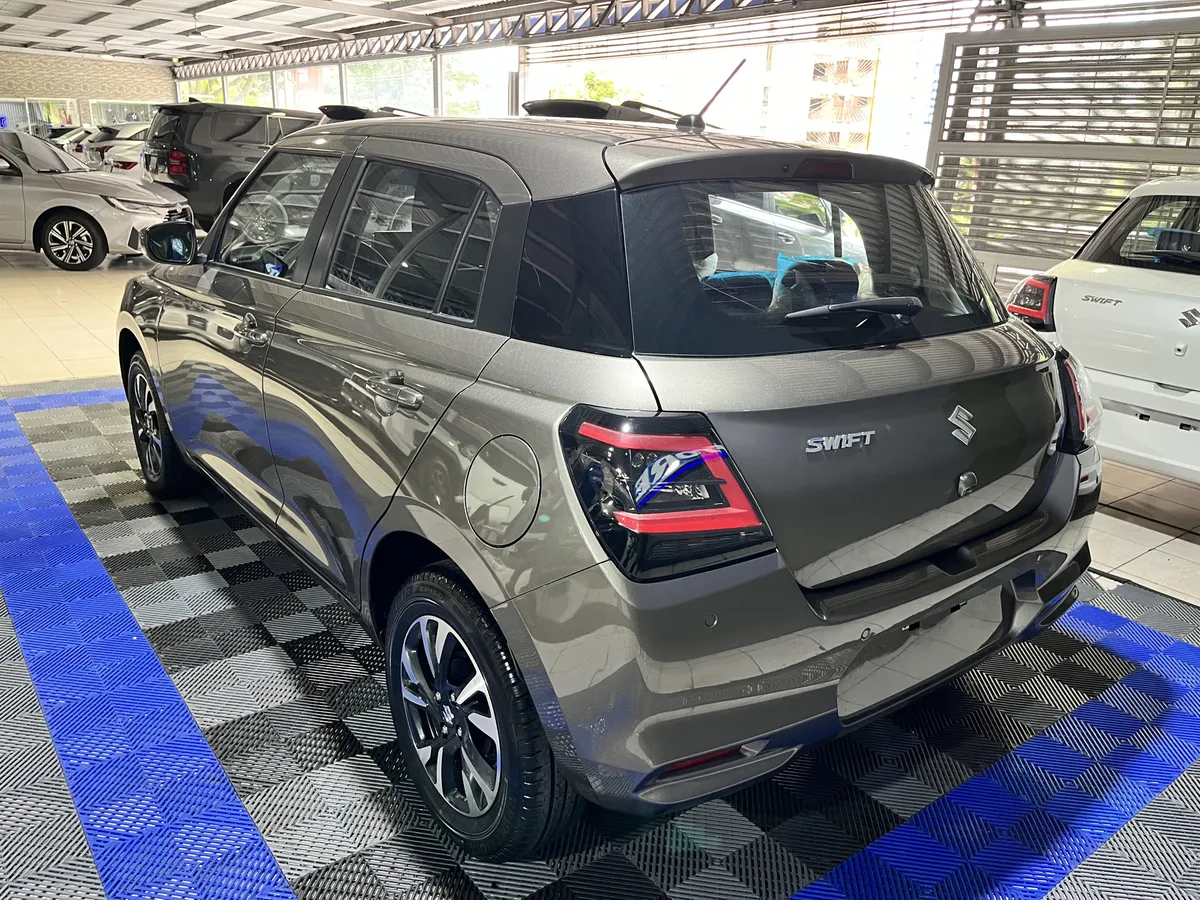 Suzuki Swift GLX 2026 Gris Caracas