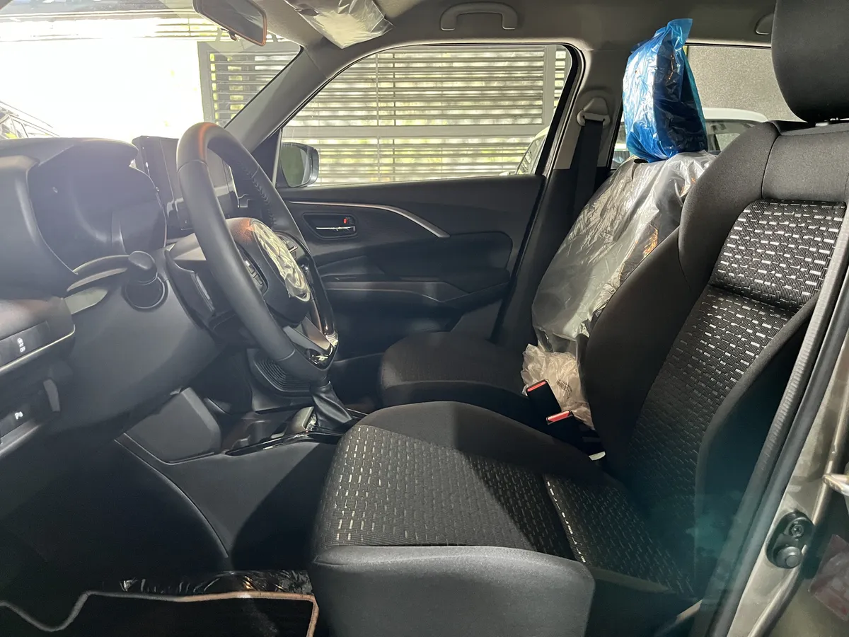 Suzuki Swift 2026 gris hatchback3