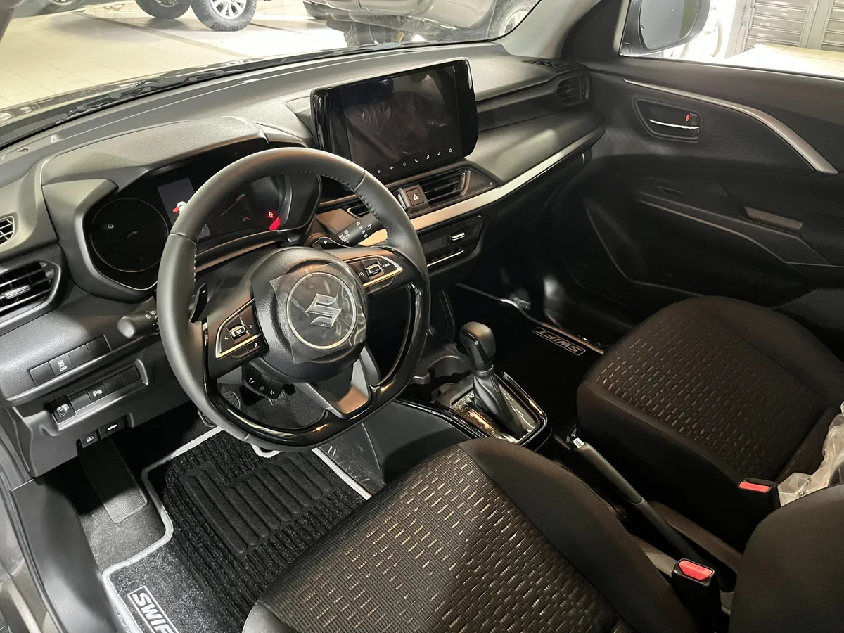 Suzuki Swift 2026 gris hatchback4