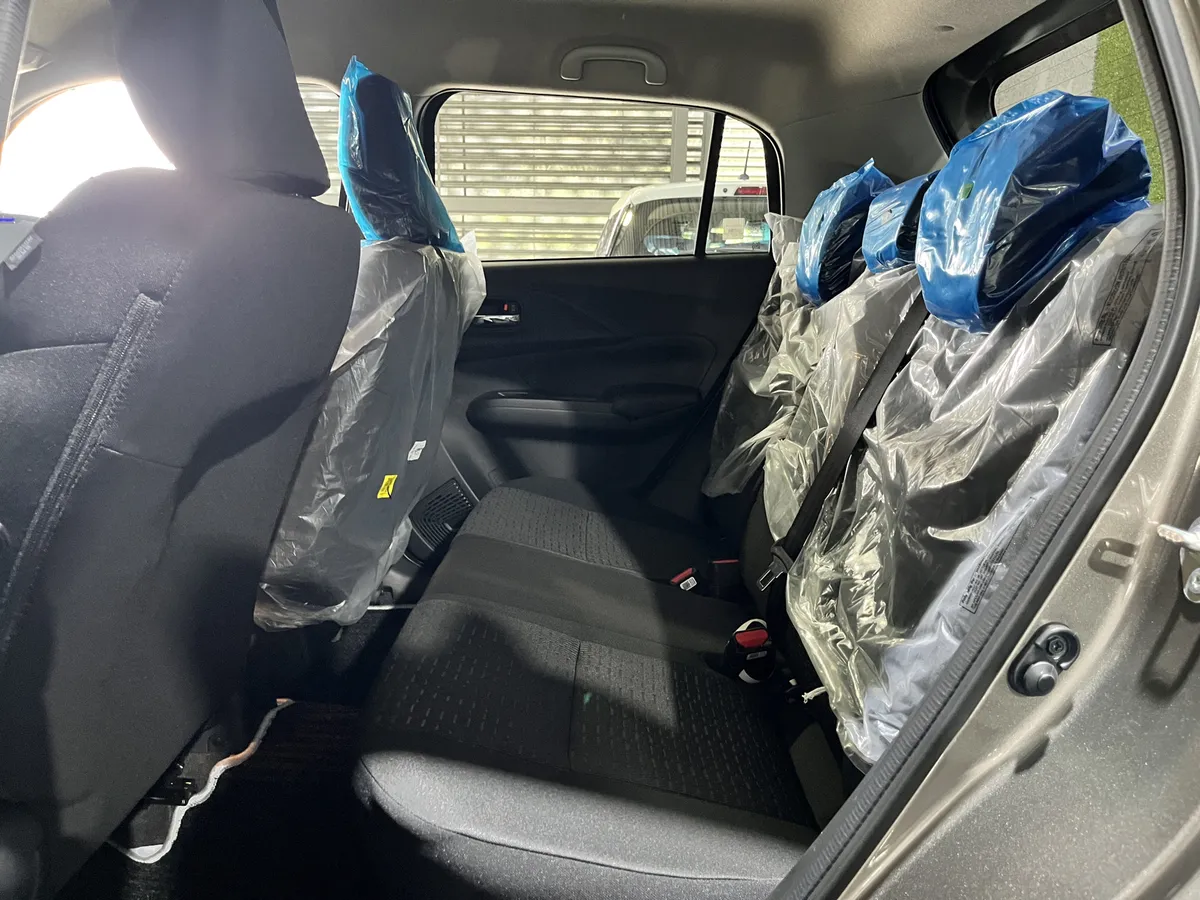 Suzuki Swift 2026 gris hatchback9