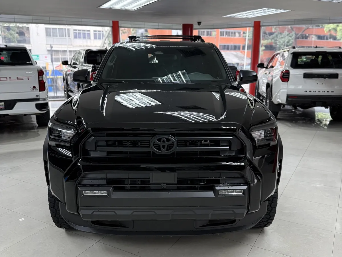 Toyota 4Runner SR5 2025 negro7