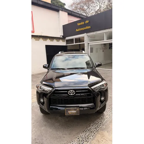 Toyota 4Runner SR5 2022 Negro