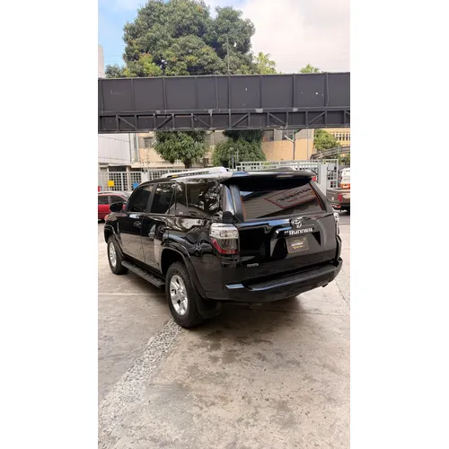 Toyota 4Runner SR5 2022 Negro