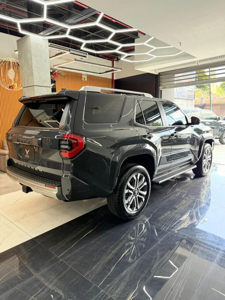 Toyota 4Runner Limited 2025 Gris Caracas