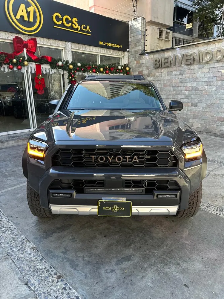 Toyota 4Runner Trailhunter 2025 Gris Caracas