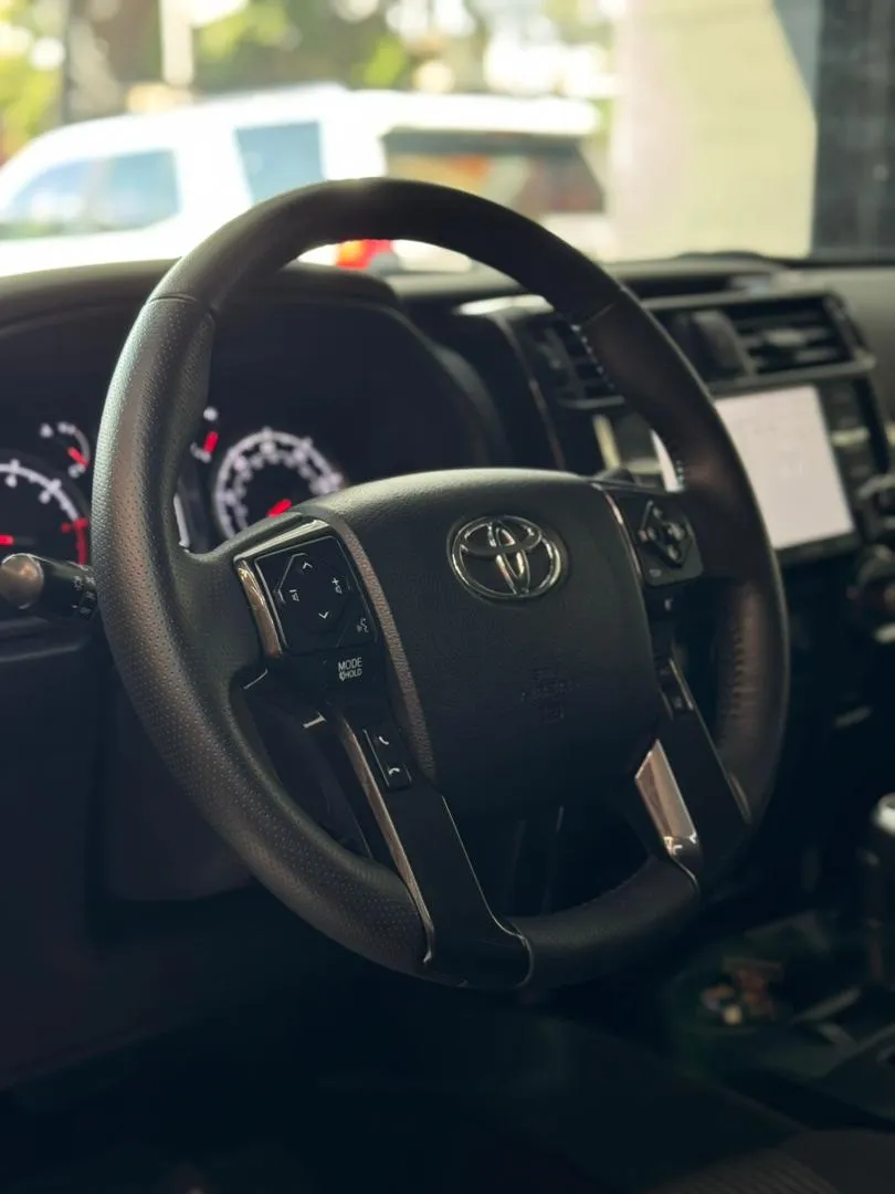 Toyota 4runner Trd Off Road 2024 plateado4
