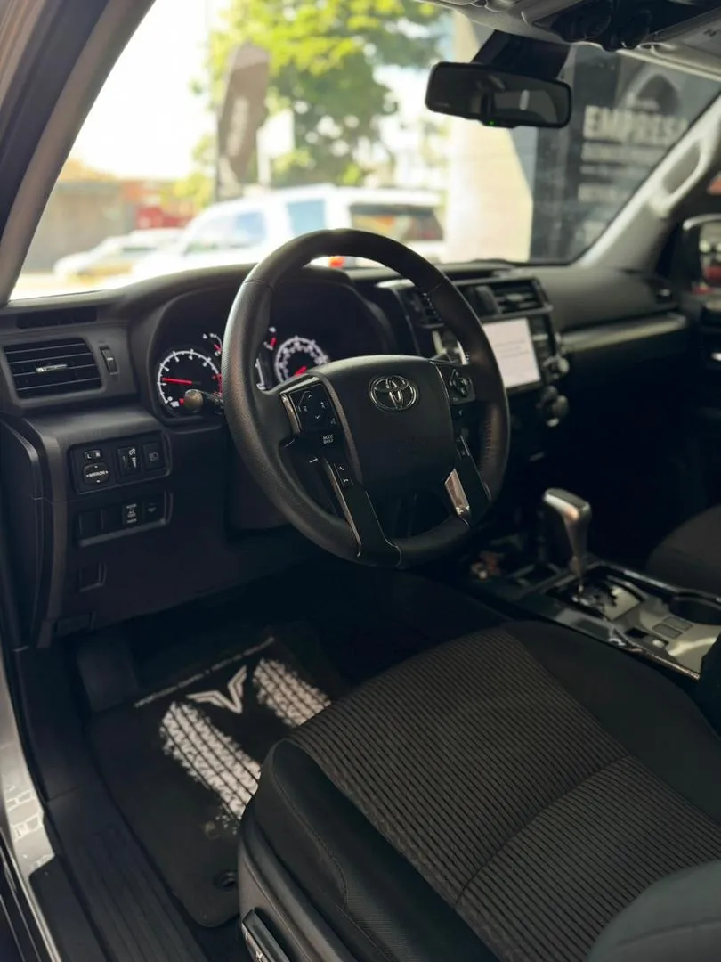 Toyota 4runner Trd Off Road 2024 plateado5
