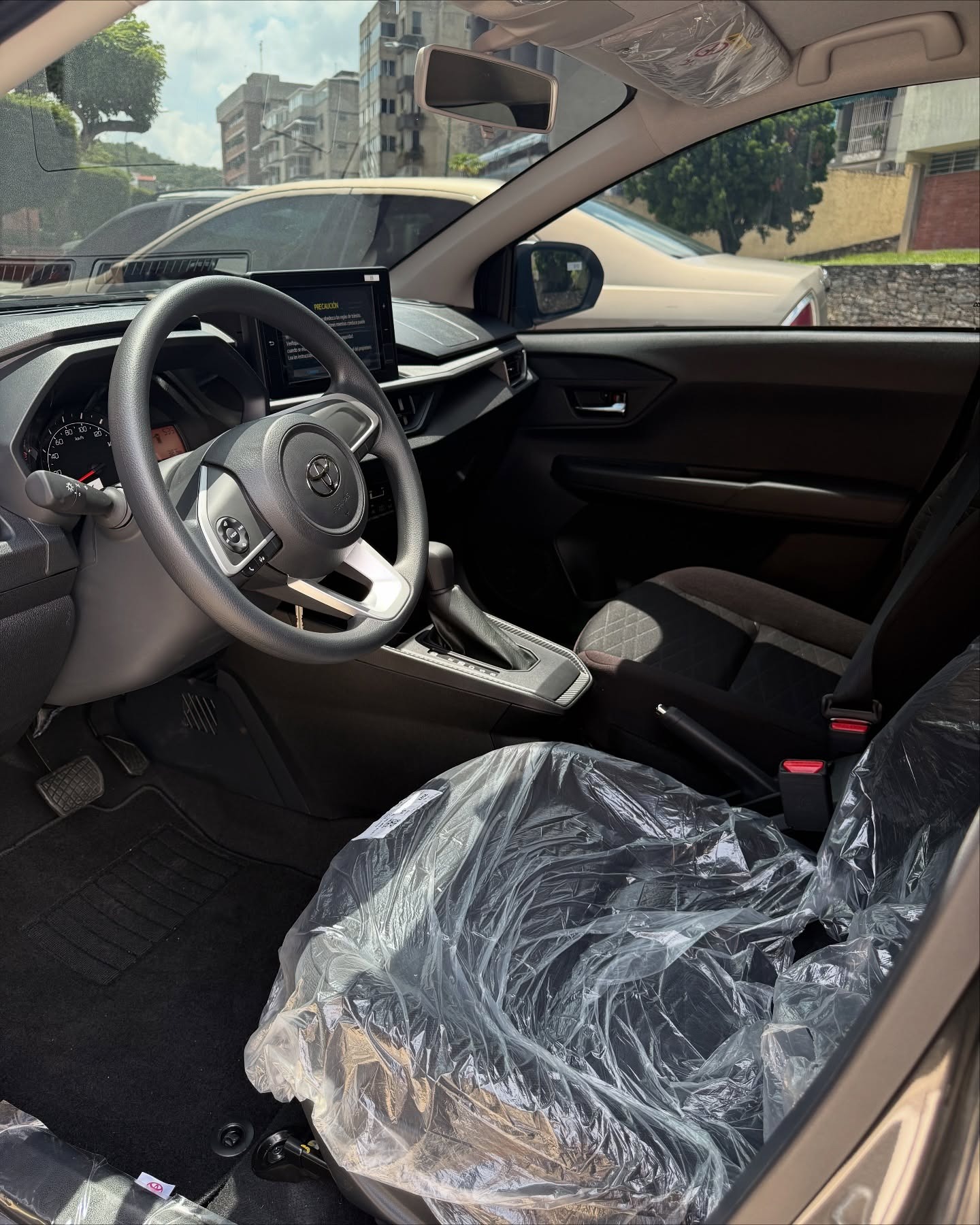 Toyota AGYA 2025 Gris Caracas