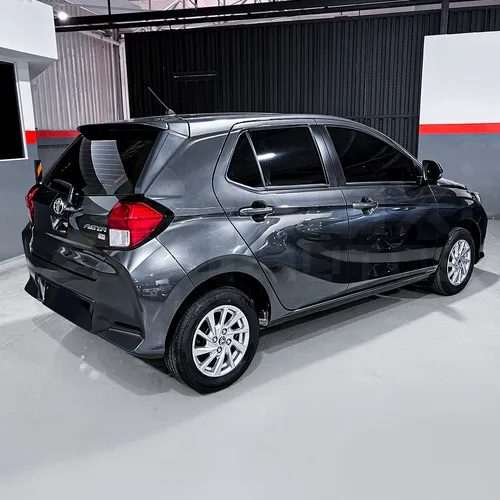 Toyota AGYA AT 2026 Gris Caracas