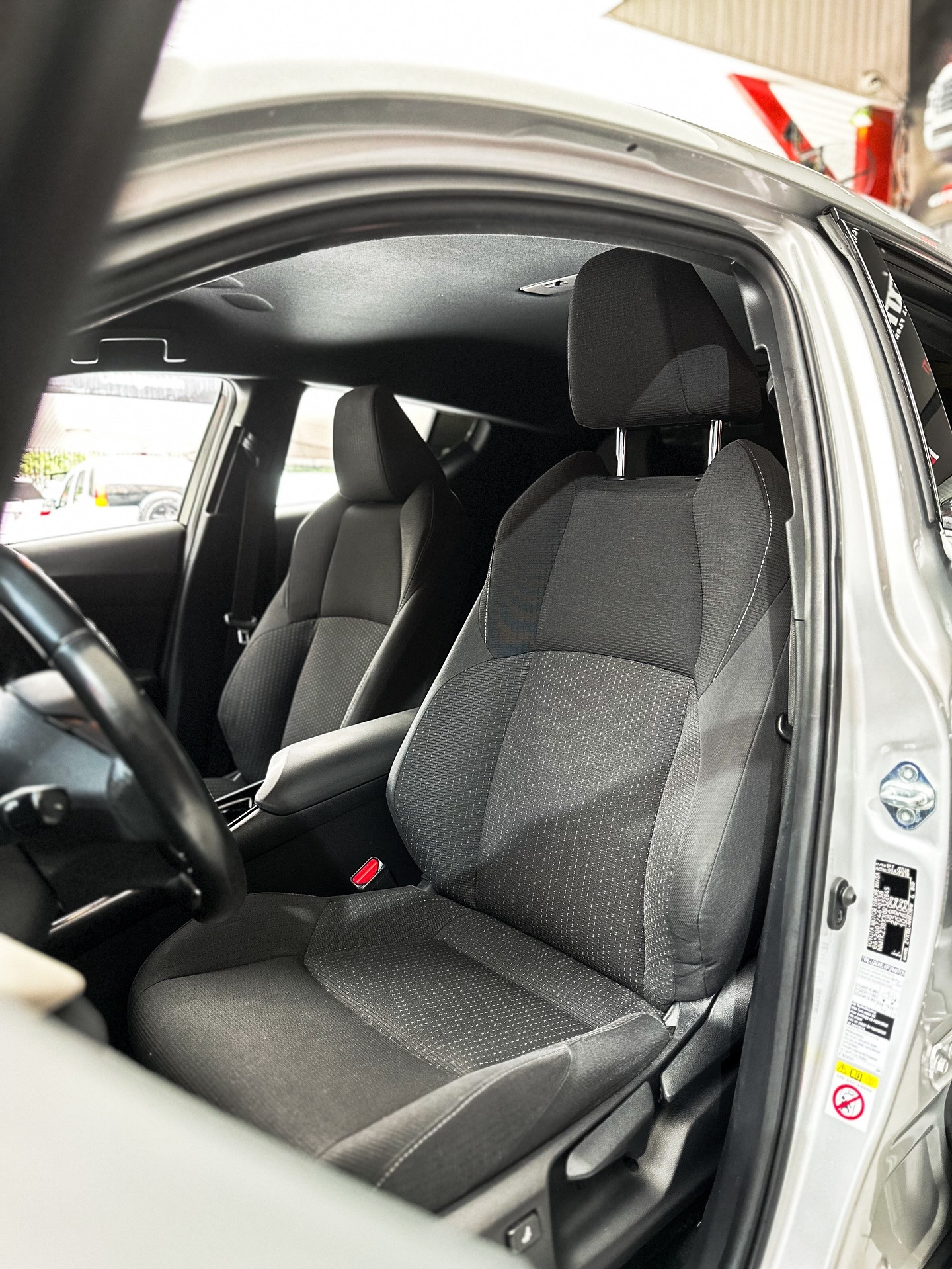Toyota C-HR híbrido 2019 plata6