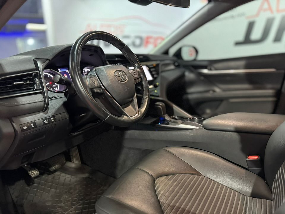 Toyota Camry SE 2019 Plata