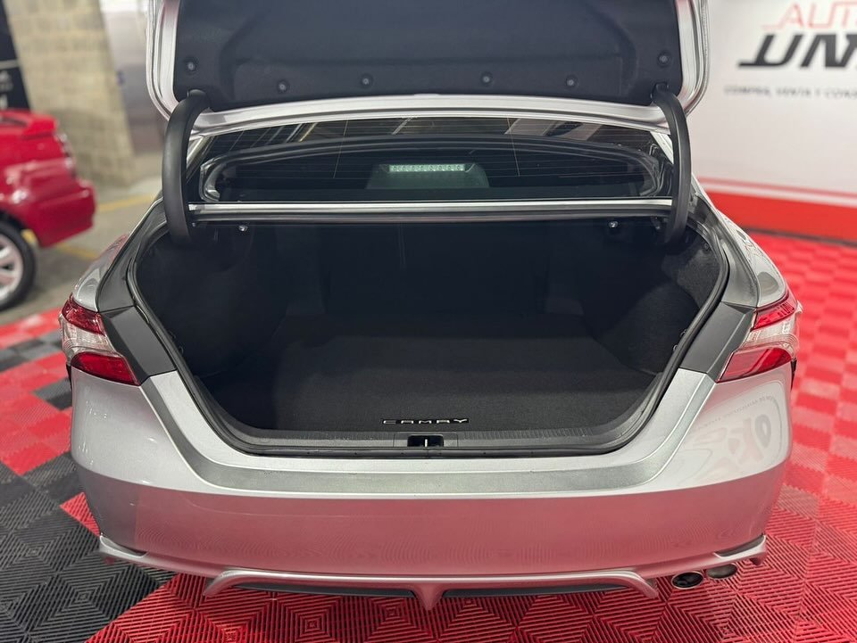 Toyota Camry SE 2019 Plata