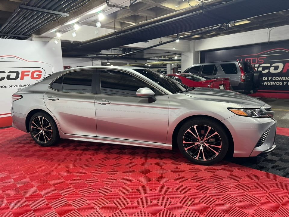 Toyota Camry SE 2019 Plata