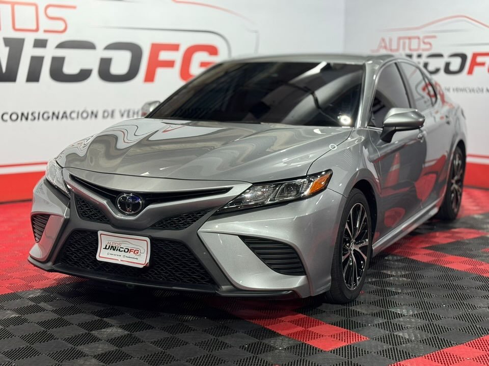 Toyota Camry SE 2019 Plata