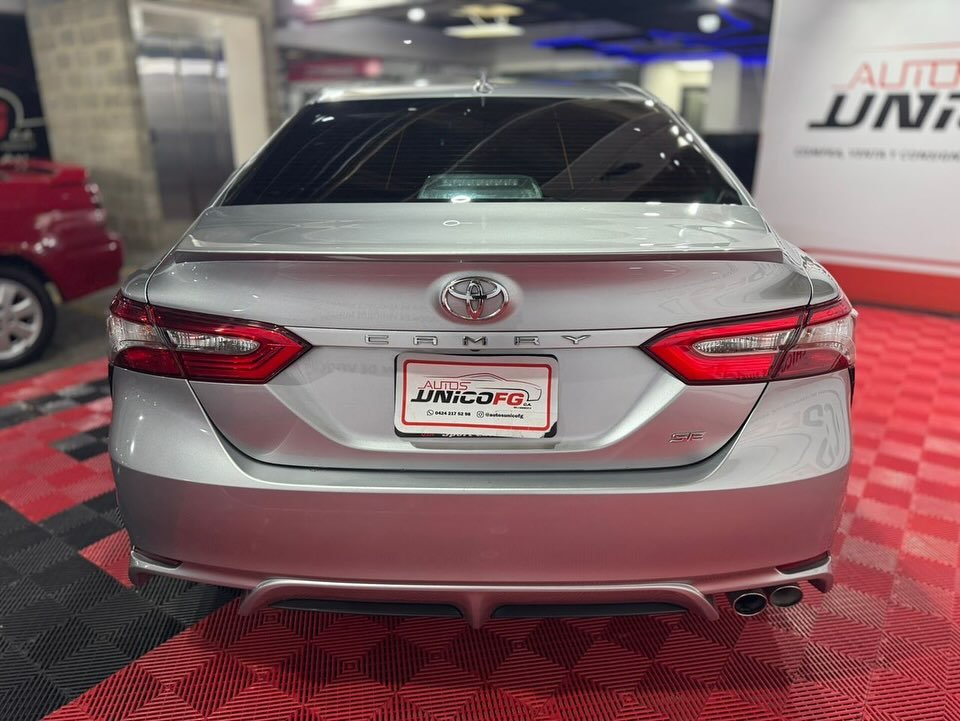 Toyota Camry SE 2019 Plata