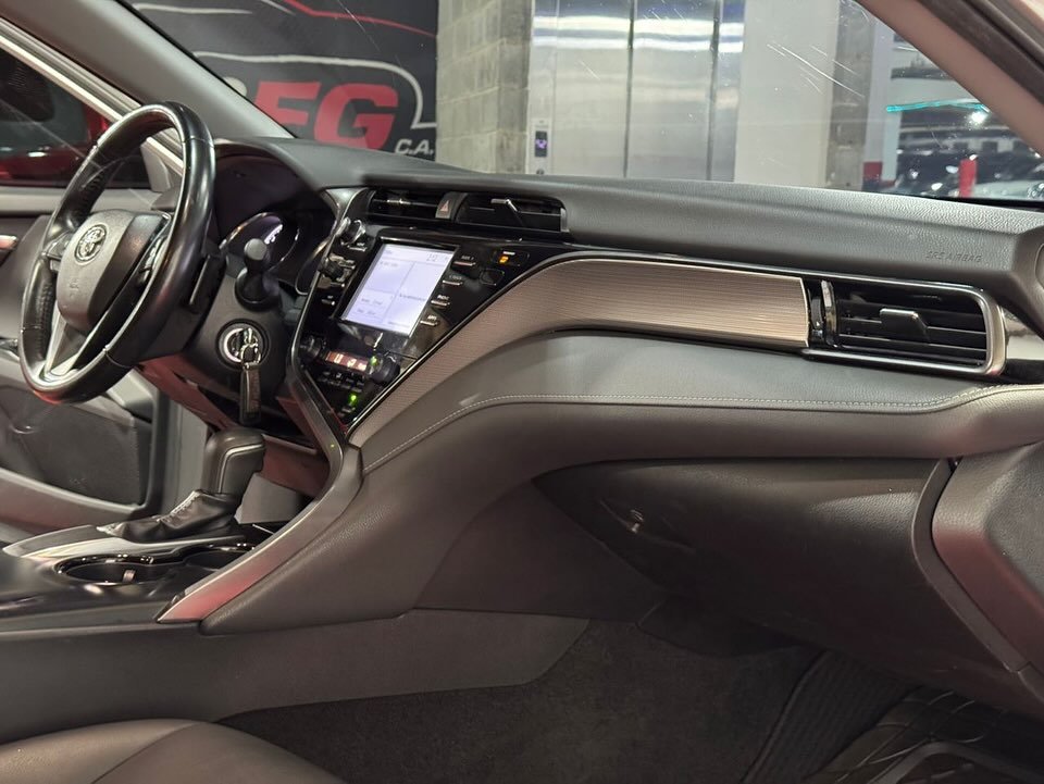Toyota Camry SE 2019 Plata