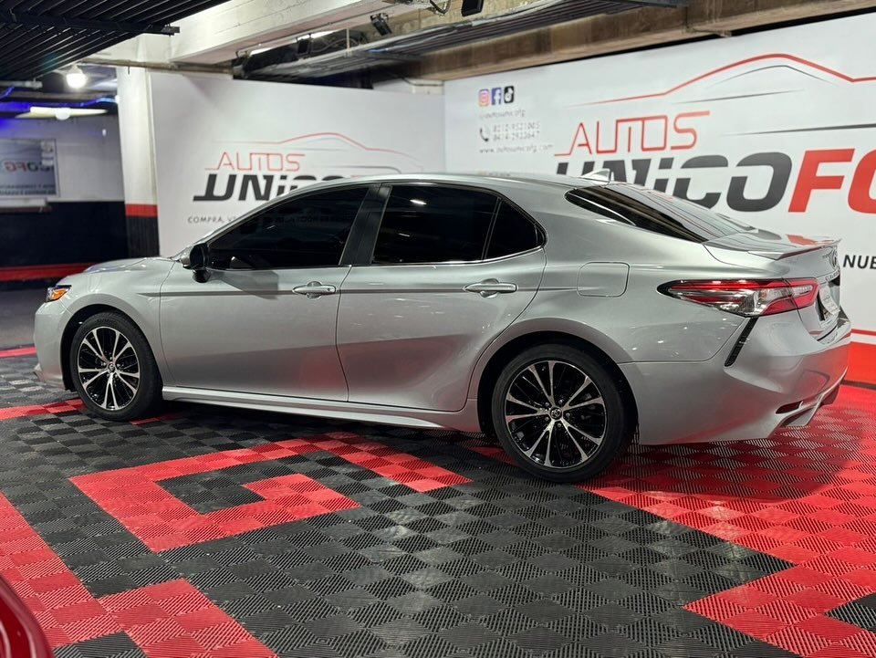 Toyota Camry SE 2019 Plata