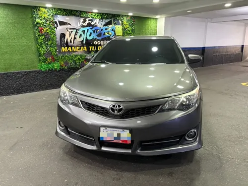 Toyota Camry SE 2014 Gris Caracas