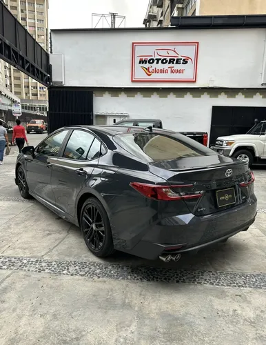 Toyota Camry SE 2025 Gris Caracas