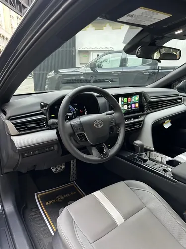 Toyota Camry SE 2025 Gris Caracas