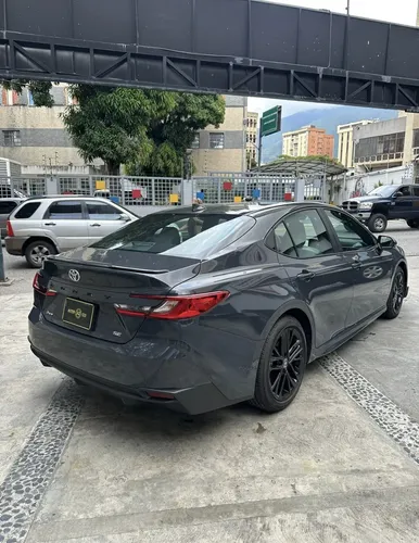 Toyota Camry SE 2025 Gris Caracas