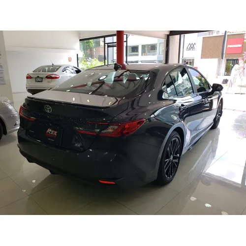 Toyota Camry SE 2025 Gris Caracas