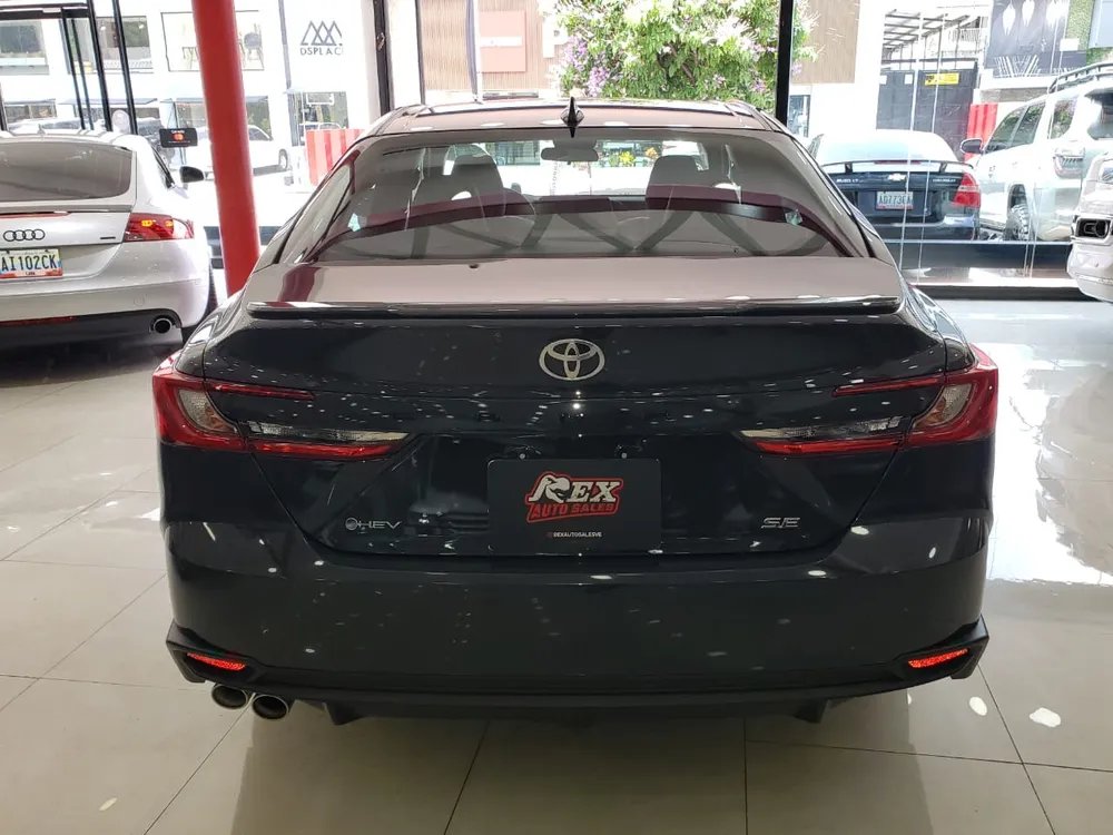 Toyota Camry SE 2025 Gris Caracas