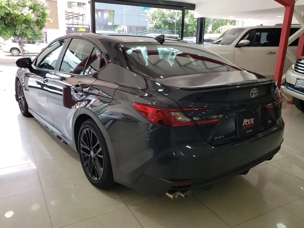 Toyota Camry SE 2025 Gris Caracas