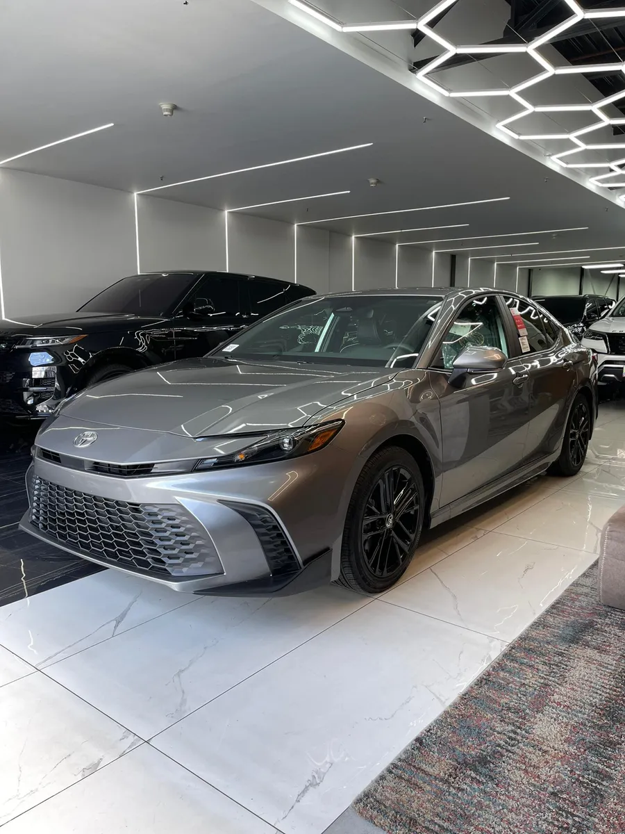 Toyota Camry SE Hybrid 2025 Gris Caracas