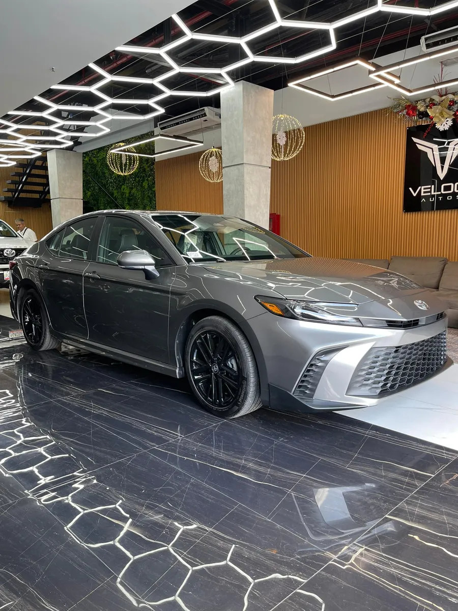 Toyota Camry SE Hybrid 2025 Gris Caracas