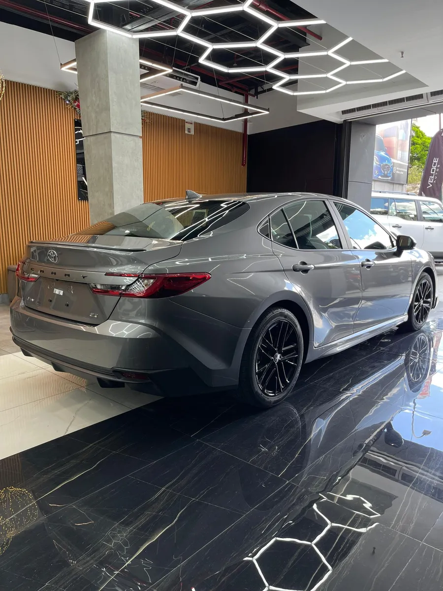 Toyota Camry SE Hybrid 2025 Gris Caracas