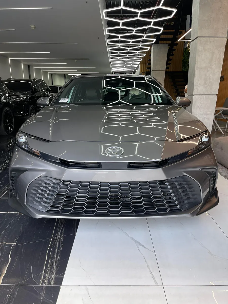 Toyota Camry SE Hybrid 2025 Gris Caracas