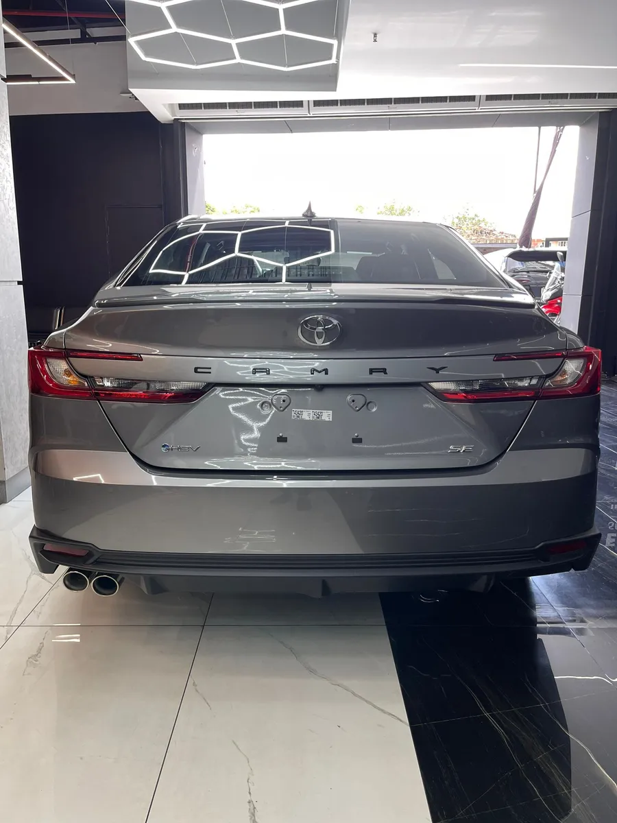Toyota Camry SE Hybrid 2025 Gris Caracas