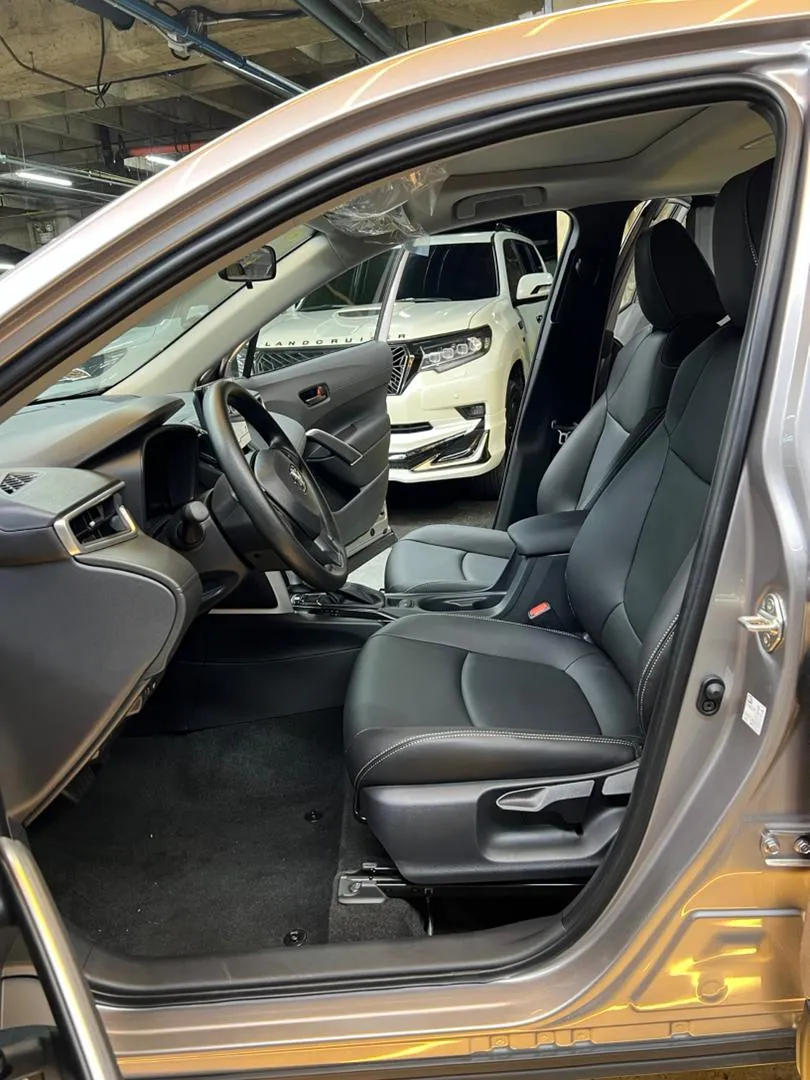 Toyota Corolla Cross 2025 suv plateado11