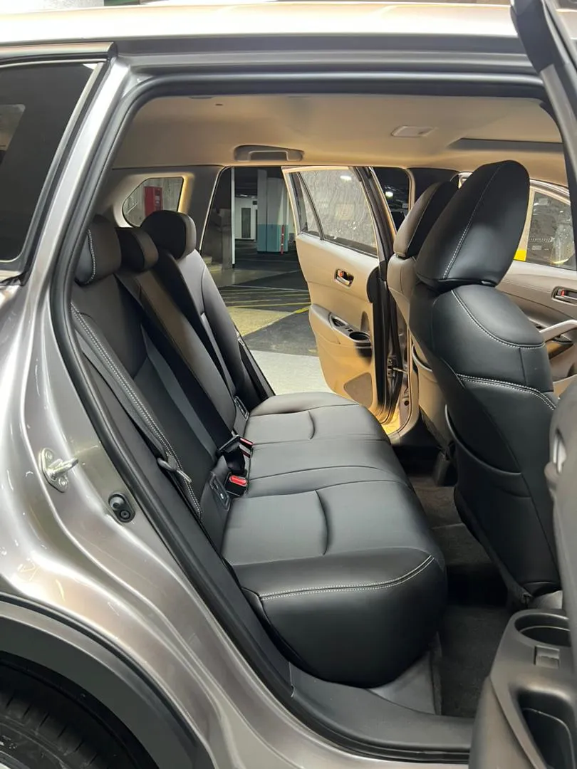 Toyota Corolla Cross 2025 suv plateado8