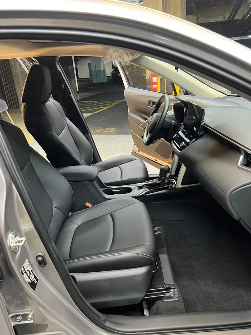 Toyota Corolla Cross 2025 suv plateado9