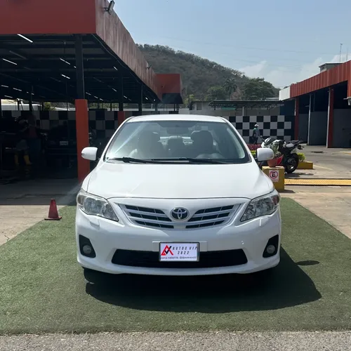 Toyota Corolla GLI 2013 Blanco Lechería