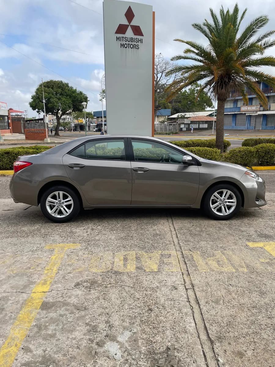 Toyota Corolla LE 2018 Gris