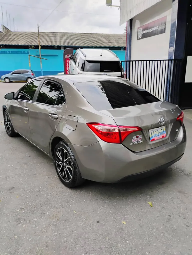 Toyota Corolla LE AÑO 2019 gris4
