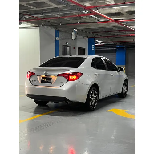 Toyota Corolla 2017 Plateado Caracas