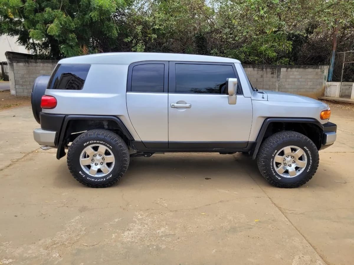 Toyota FJ Sport Wagon 2007 gris