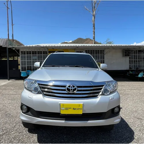 Toyota Fortuner 2015 Plateado Valencia
