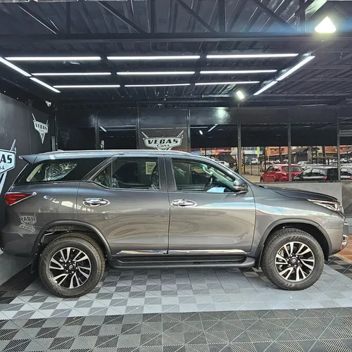 Toyota Fortuner 2024 Gris Valencia