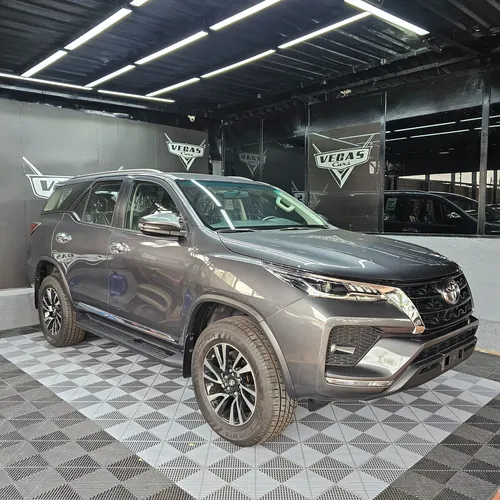 Toyota Fortuner 2024 Gris Valencia