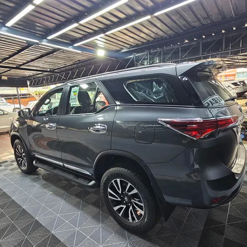 Toyota Fortuner 2024 Gris Valencia