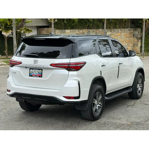 Toyota Fortuner 2025 Blanco Caracas