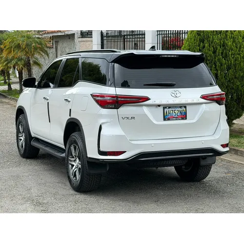 Toyota Fortuner 2025 Blanco Caracas